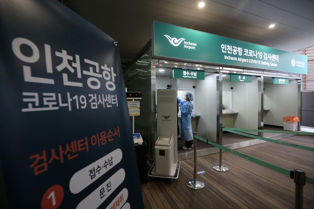 12월30일 오후 인천국제공항 제2여객터미널 지하1층 서편 외부 공간에 마련된 코로나19 검사센터에서 의료진이 방문객의 체온을 측정하고 있다.