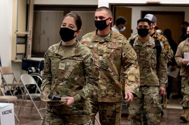 경기도 오산에 위치한 주한미군 공군기지에서 미군 장병들이 코로나19 백신 접종 순서를 기다리고 있다. 이날부터 한국군 카투사 장병들을 포함해 주한미군 장병들을 대상으로 모더나의 코로나19 백신 접종이 시작됐다. 2020년 12월29일.  