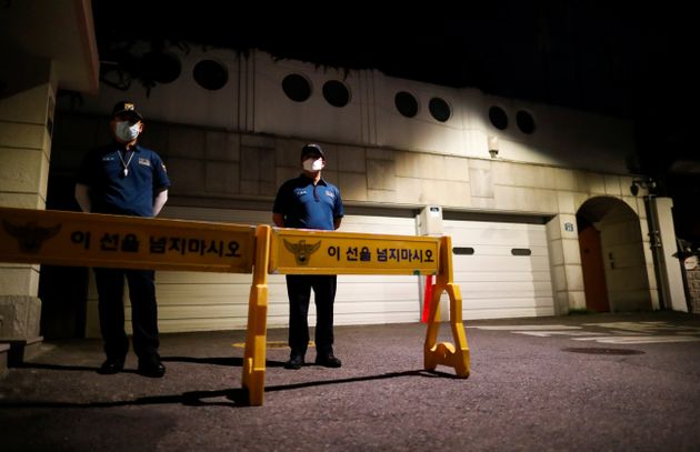 (자료사진) 사진은 실종된 박원순 시장에 대한 수색 작업이 진행되는 동안 서울시장 공관 앞에 배치된 경찰의 모습. 2020년 7월10일.