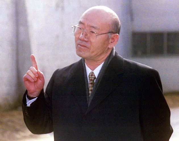 (자료사진) 뇌물수수와 반란 등의 혐의로 무기징역을 선고 받고 수감 중이던 전두환씨가 1997년 대통령 특별사면으로 석방된 직후, 안양교도소를 나서며 포즈를 취하고 있다. 