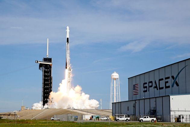 국제우주정거장(ISS)으로 향하는 유인우주선을 태운 스페이스X의 팰컨9 로켓이 미국 플로리다주 케네디우주센터에서 발사되고 있다. 2020년 12월6일.
