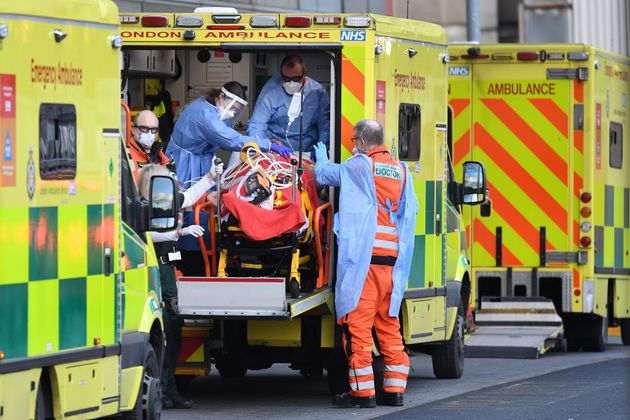 영국 런던에서 구급차들이 코로나19 환자를 병원으로 옮기고 있다. 영국에서는 연일 신규 확진자 최다 발생 기록이 세워지고 있다. 2021년 1월2일.