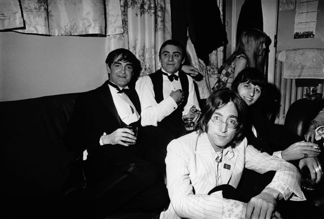 (자료사진) 1968년 4월18일 - 영국 런던 아델피 시어터 백스테이지에서 공연을 마친 제리 마스덴를 찾아온 비틀즈의 존 레넌과 링고 스타. 두 밴드는 비슷한 시기 리버풀에서 함께 활동하며 '머지비트' 씬을 이끌었다.
