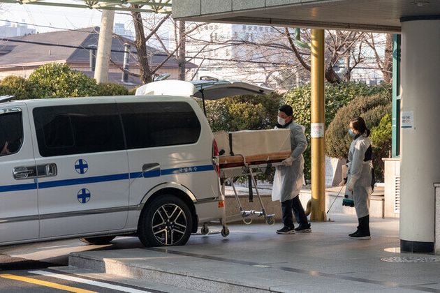 국립중앙의료원에서 코로나19로 희생된 환자의 주검이 운구되고 있다.