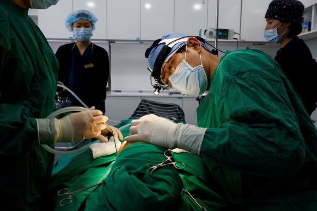 성형외과 전문의 박철우 우아인성형외과 원장이 수술을 집도하고 있다. 2020년 12월17일에 촬영된 사진.