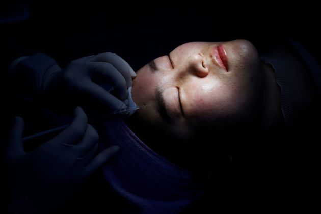서울의 한 성형외과에서 한 환자가 보톡스 주입 시술을 받고 있다. 2020년 12월15일에 촬영된 사진.
