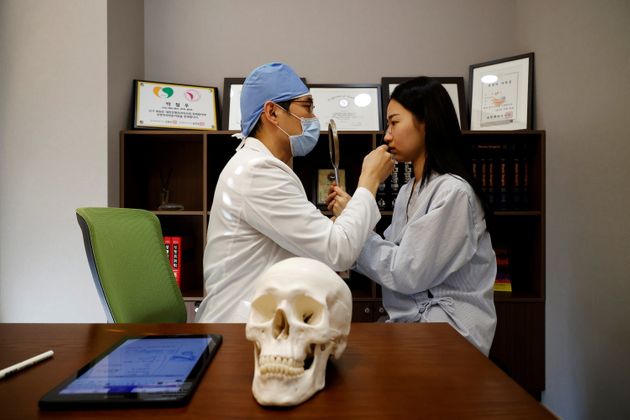 서울의 한 병원에서 코 성형수술을 준비하는 류한나(20)씨가 상담을 받고 있다. 2020년 12월17일에 촬영된 사진.