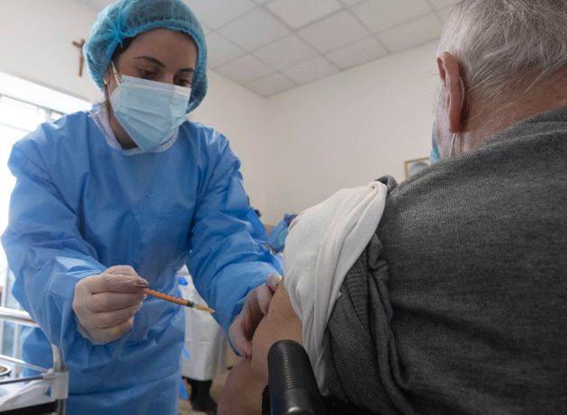 (자료사진) 한 노인이 코로나19 백신 접종을 받고 있다. 로마, 이탈리아. 2021년 1월2일.