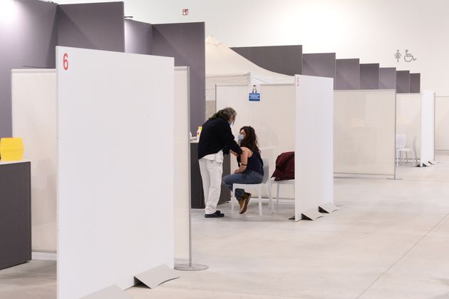 대형 회의장에 임시로 마련된 백신 접종 센터에서 화이자-바이오엔테크 백신 접종이 진행되고 있다. 볼로냐, 이탈리아. 2020년 12월27일.