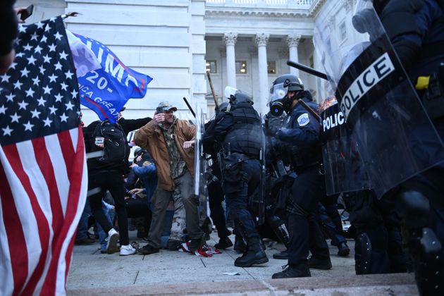 트럼프 지지자들이 의사당 건물 바깥에서 의회 경비대와 충돌하고 있다. 워싱턴DC, 2021년 1월6일.