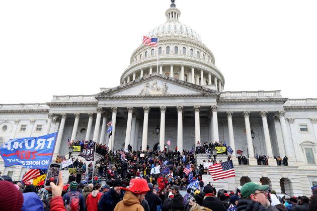 의사당 건물 앞에서 시위를 벌이는 트럼프 지지자들. 워싱턴DC, 2021년 1월6일.