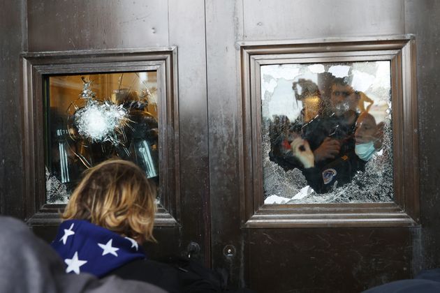 선거 조작을 주장하는 트럼프 지지자들이 의사당 건물에 난입하는 과정에서 충돌이 벌어졌다. 워싱턴DC, 2021년 1월6일.