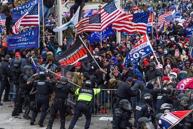 의사당 건물 앞에서 트럼프 지지자들이 경찰과 대치하고 있다. 워싱턴DC, 2021년 1월6일.