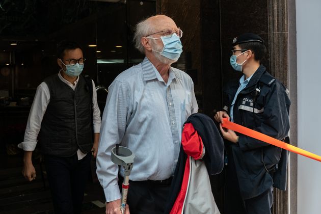 홍콩 시민사회·범민주 진영의 선거 대책기구인 ‘민주동력’의 회계 책임자인 미국인 변호사 존 클랜시가 보안법 위반 혐의로 체포되고 있다. 홍콩. 2021년 1월6일.