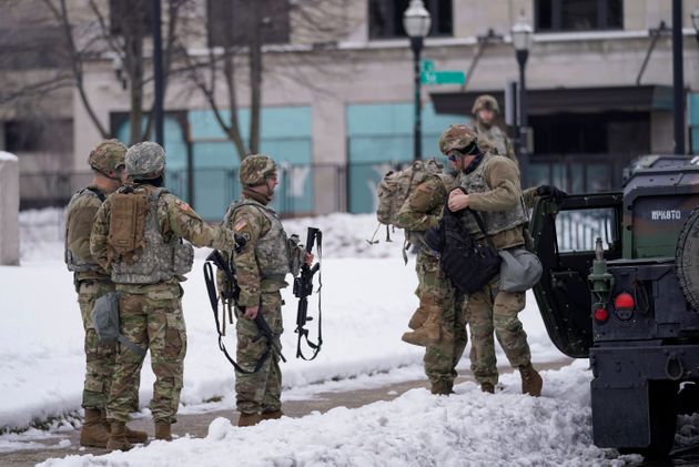 제이컵 블레이크에게 총격을 가한 경찰관에게 불기소 처분이 내려지기에 앞서 항의시위에 대비해 주방위군 병력이 배치되고 있다. 커노샤, 위스콘신주. 2021년 1월5일.&nbsp;