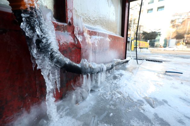 전국적으로 한파가 기승을 부리고 있는 10일 오전 서울 시내 한 셀프세차장이 한파로 세차장비가 얼어붙어 영업을 중단하고 있다.