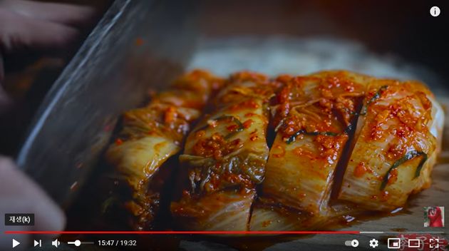 중국 유명 유튜버 리즈치가 김치찌개에 넣을 김치를 썰고 있다.