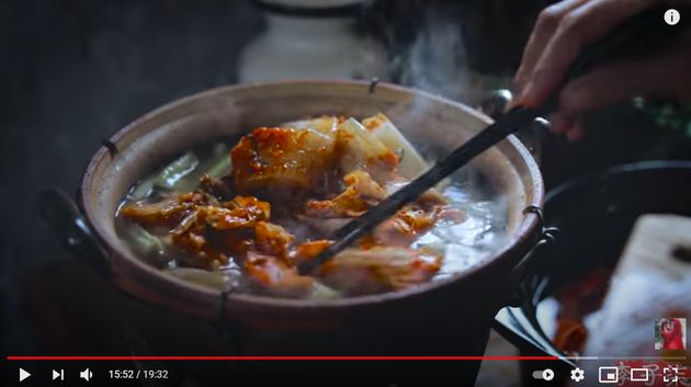 중국 유명 유튜버 리즈치가 김치찌개를 끓이고 있다