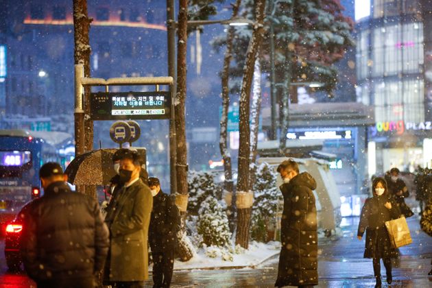 수도권 전역에 많은 눈이 내린 12일 오후 서울 중구 롯데백화점 앞 버스정류장 전광판에 지하철 이용 당부 안내 문구가 떠 있다
