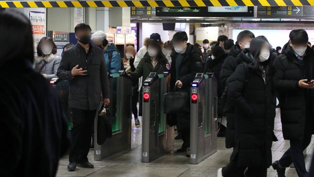 12일 오후 서울 서초구 강남역에서 시민들이 지하철을 이용하고 있다.
