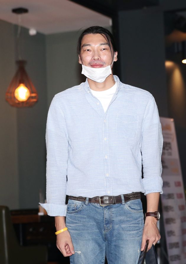 배우 배진웅이 2017년 9월 22일 오후 서울 여의도 한 음식점에서 열린 SBS 드라마 '다시 만난 세계' 종방연에 참석해 포즈를 취하고 있다. 