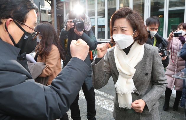 서울시장 보궐선거 출마를 공식 선언한 나경원 전 의원이 시민의 응원을 받고 있다.