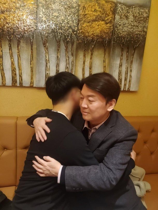 안철수 국민의당 대표가 북한 피격 공무원 아들과 포옹하고 있다.