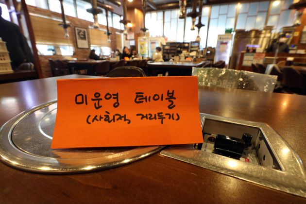4일 서울시내 한 식당에 코로나19 확산에 따른 사회적 거리두기로 테이블이 미운영 되고 있다.  