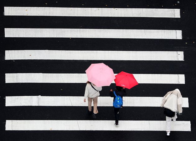 (자료 사진) 서울 강남구의 한 횡단보도 위로 우산 쓴 시민들이 지나가고 있다.