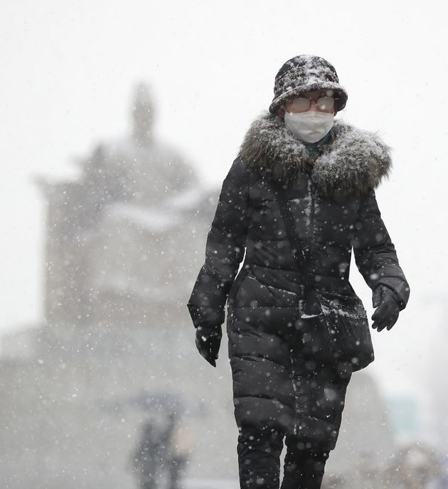 눈이 내린 12일 서울 광화문 일대에서 시민들이 발걸음을 재촉하고 있다.