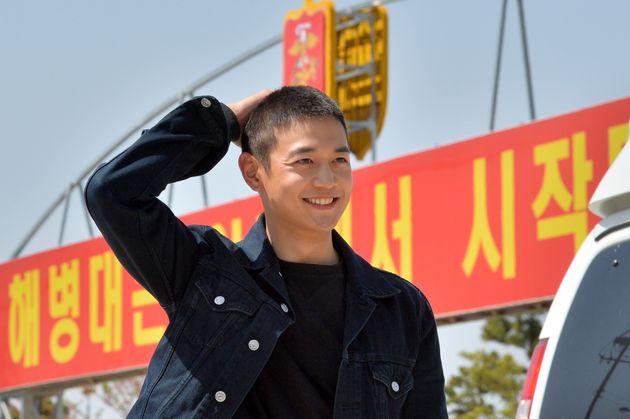해병대 입대를 앞둔 샤이니 민호가 2019년 4월 15일 오후 경북 포항시 남구 오천읍 해병대교육단 정문 앞에서 팬들과 인사를 나누고 있다. 
