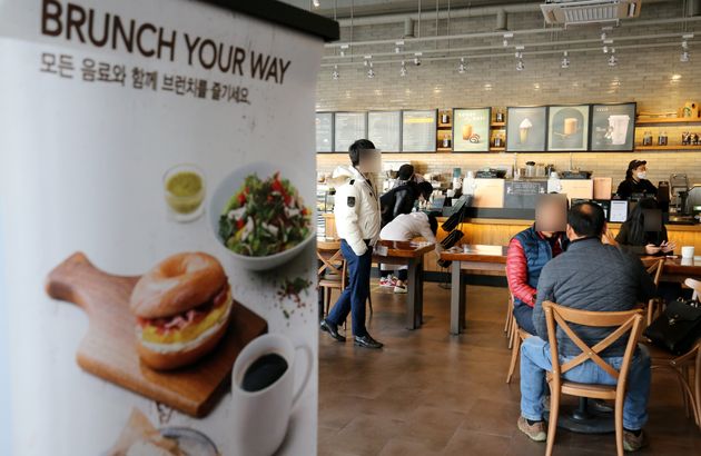 포장·배달만 가능했던 카페에서 매장 내 취식이 가능해진 18일 대전시내 카페를 찾은 시민들이 테이블에 앉아 커피를 마시고 있다.  
