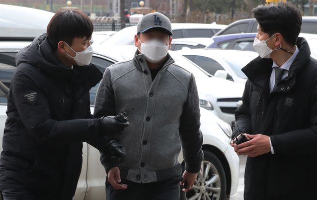 경기 김포에서 아파트 경비원에게 중상을 입힌 30대 중국인 남성이 18일 오후 경찰 조사를 받기 위해 김포경찰서에 들어서고 있다. 2021.1.18