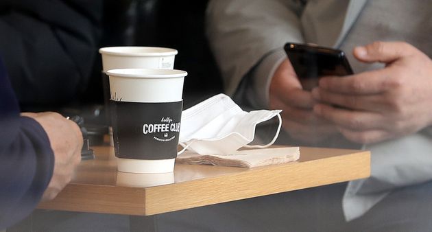 (자료사진) 코로나19 여파로 일회용품 사용이 한시적으로 허용된 서울시내의 한 커피전문점 매장내에서 고객들이 일회용컵을 사용하고 있다