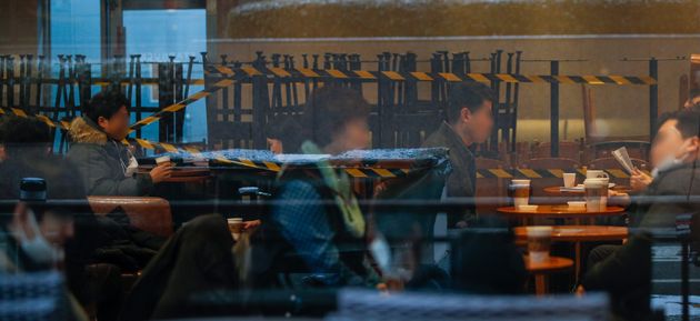 포장·배달만 가능했던 카페에서 매장 내 취식이 가능해진 18일 서울시내 카페를 찾은 시민들이 테이블에 앉아있다.