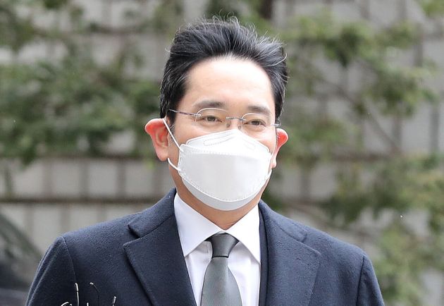이재용 삼성전자 부회장은 '국정농단' 사건 파기환송심에서 징역 2년6개월을 선고받아 법정구속됐다.