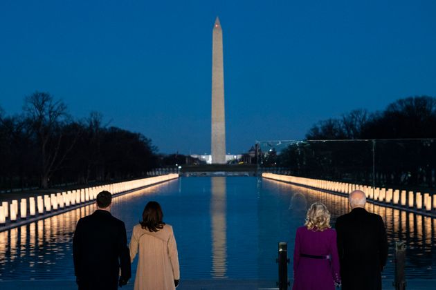 워싱턴기념탑을 바라보고 있는 조 바이든 당선인 부부와 카말라 해리스 부통령 부부