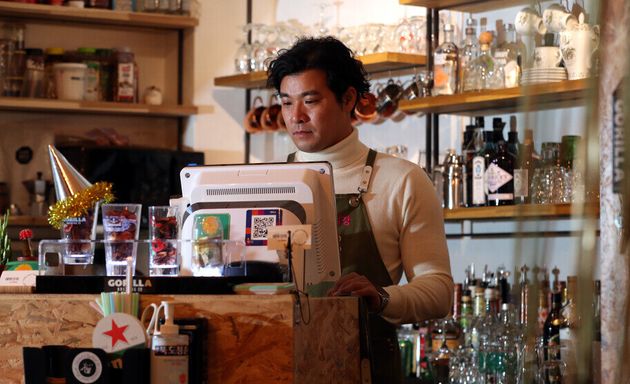서울 성동구 뚝도시장에서 수제맥줏집을 운영하는 윤씨는 코로나19로 매장 손님이 줄자 배달 대행 플랫폼을 통해서도 술안주를 팔고 있다.