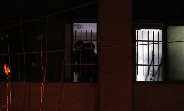 25일 IEM국제학교에 관계자들로 보이는 사람들이 창가에 서 있다. 