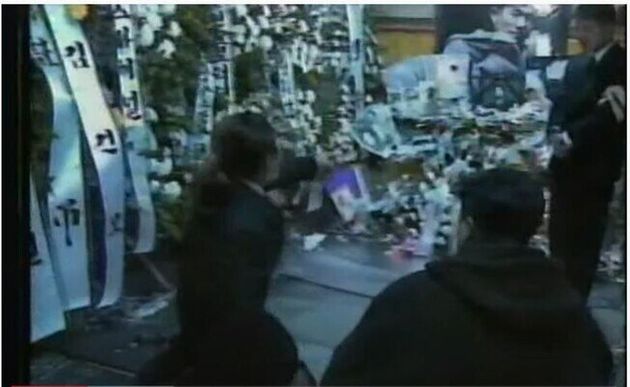 1995년 11월21일 저녁, 김성재의 빈소가 차려진 서울 여의도성모병원 장례식장에서 무릎을 꿇은 채 오열하는 이현도(왼쪽).