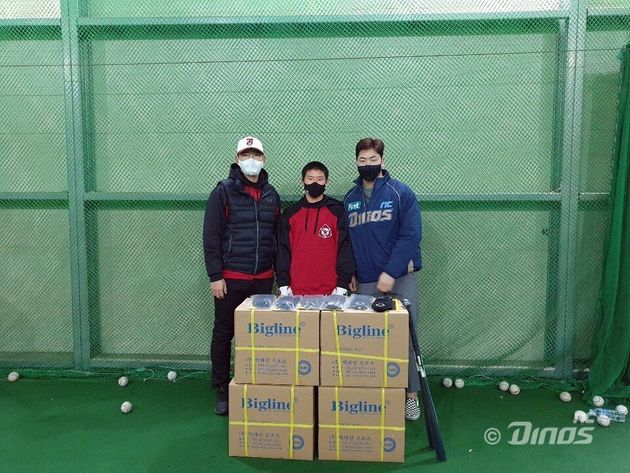 송명기가 하남시 사랑의 열매와 모교 건국대학교 사범대학 부속중학교, 장충고등학교에 총 900만원 상당의 현금과 야구용품을 기부했다.