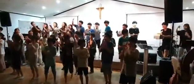 충남의 한 TCS 국제학교 학생들이 교사 생일을 축하해 주기 위해 노래를 부르며 춤을 추고 있다.