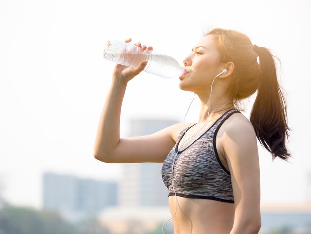 몸에 필요한 수분을 종일 유지하는 유용한 방법 9가지 (전문가 팁)