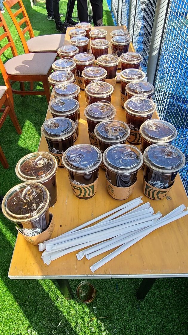 2일 서귀포 강창학야구장에 배달된 스타벅스 커피 100잔.