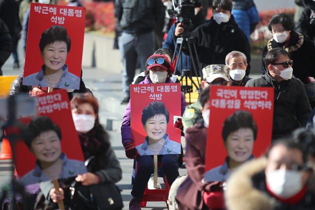 박근혜 전 대통령 석방을 촉구하는 지지자들의 모습.
