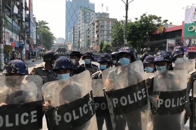 6일 시위에 경찰들도 바짝 긴장한 모습이다 (AFPTV 영상 캡처) 