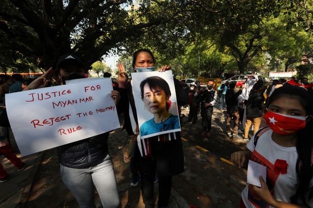 5일 인도 뉴 델리에서 미얀마 난민들이 민주주의를 요구하는 시위를 벌이고 있다. 