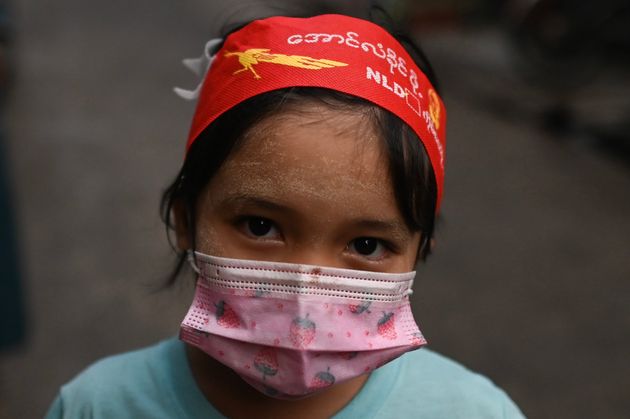 5일 양곤에서 한 아이가 민주주의민족동맹 NLD를 뜻하는 머리 밴드를 두르고 있다. 