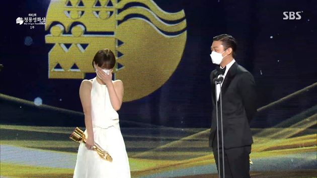절친으로 유명한 배우 정유미와 유아인이 청룡영화상에서 인기 스타상을 공동 수상했다.