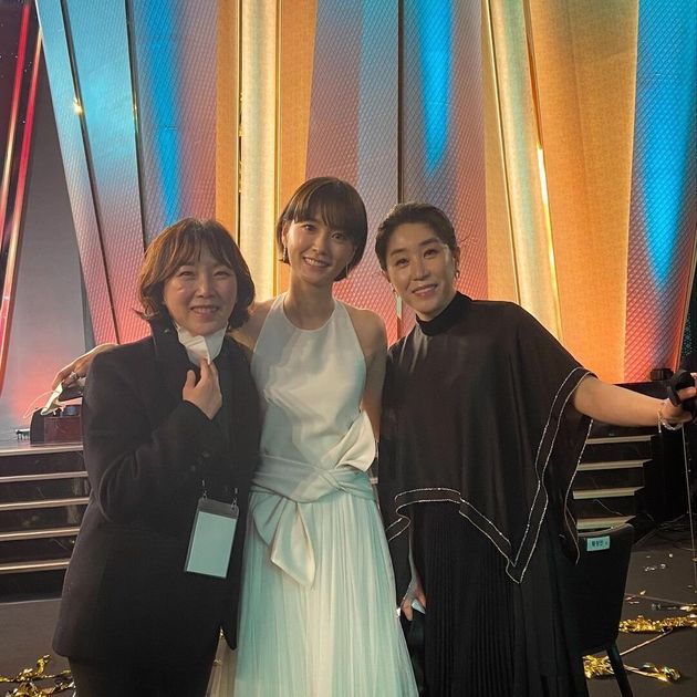 배우 정유미가 청룡영화상 후 동료들과 함께한 기쁨의 순간을 공유했다.